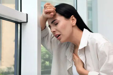 귀 울리고 어지럽다? 이명·어지럼증 오래 지속되면 귀 질환 아닌 뇌 문제일 수도