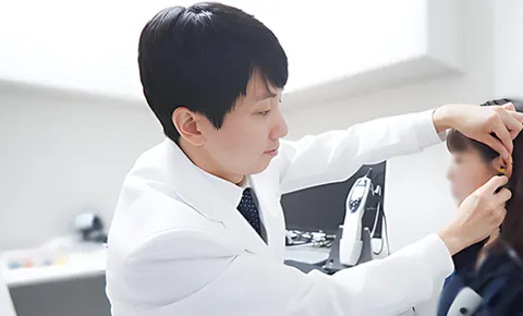 귀가 안 들리면 뇌도 늙는다… 방치된 난청, 치매 위험 높여
