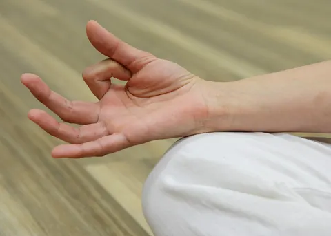 손가락이 ‘딸깍’… 반복된다면 방아쇠수지증후군 의심해봐야