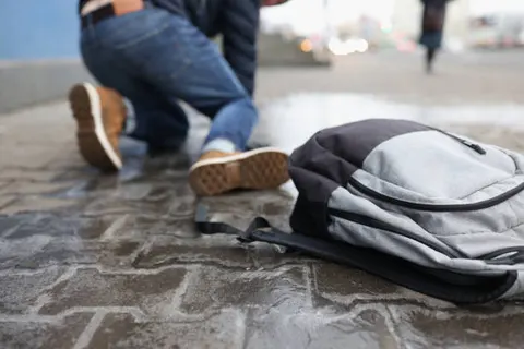 “잠깐 미끄러졌을 뿐인데” 겨울철 노인 낙상, 뇌출혈로 이어질 수 있다