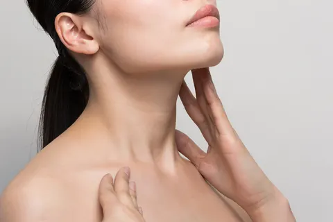 말랐는데도 턱살이 처진다고요? 문제는 지방이 아니라 ‘이곳’입니다