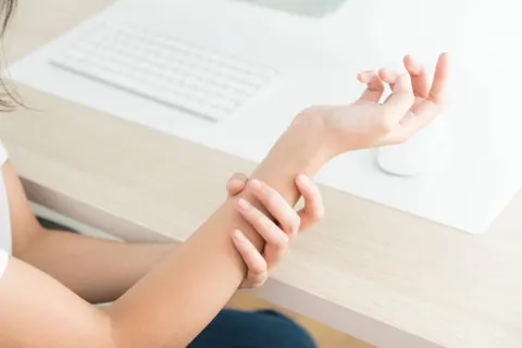 자꾸 손목이 아프고 힘이 빠진다면, 단순 근육통이 아닐 수 있다