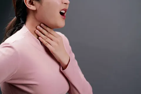 자꾸 목이 따끔거리고 이물감이 느껴진다면, 단순 감기가 아닐 수 있다