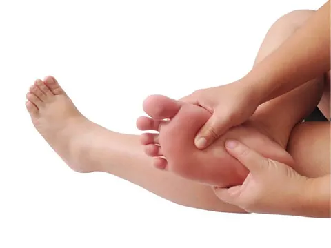 발바닥 저림, 단순 피로 아닐 수 있다 놓치기 쉬운 발목 신경 질환