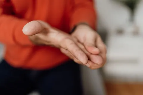 헷갈리기 쉬운 수전증과 파킨슨병, 증상의 본질부터 다르다