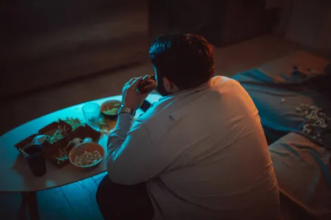 야식 습관, 체중 증가 넘어 ‘대사 건강’까지 흔든다
