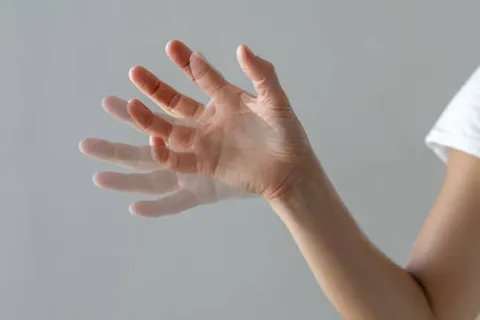 갑자기 손이 떨린다면 주의해야 할 신경계 질환 신호