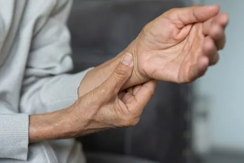 파킨슨병, 움직임의 자유를 앗아가는 신경계 질환! 조기 진단과 관리가 핵심