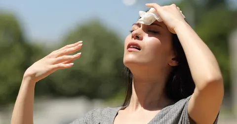 더위 먹고 쓰러진다면? 온열질환 방치하면 생명까지 위협!\"