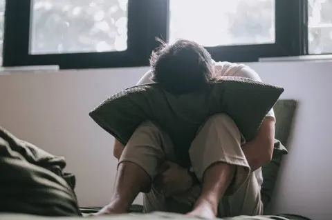 자꾸 잠들기 어렵고 자주 깨는다면, 단순 스트레스가 아닐 수 있다
