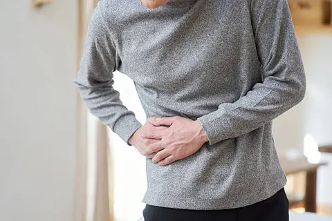 갑자기 옆구리 통증 심하다 요로결석 신호일 수 있다