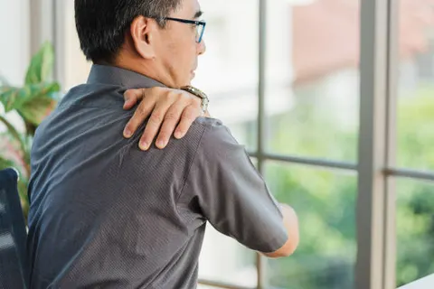 목이 자주 뻐근하고 팔까지 저리다면 경추디스크 의심해야