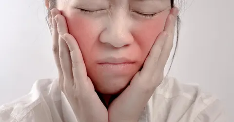술만 마시면 얼굴 빨개지고 심장 두근? 유전적 알코올 분해 이상일 수 있어요