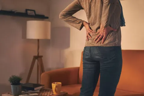 허리가 자주 아프고 다리까지 저리다 허리디스크 신호일 수 있다