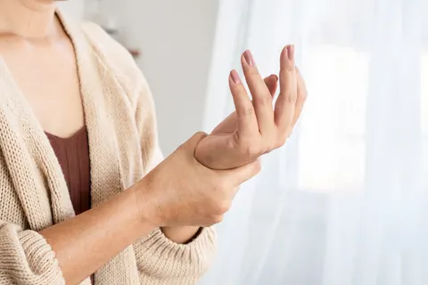 자고 일어났더니 손가락이 뻣뻣하다면 이렇게 해보자