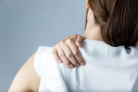 겨울철 어깨가 유독 굳는다면 숨겨진 대사질환 신호일 수 있다는 의료계 분석