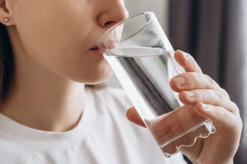 물 많이 마시면 좋다는데 정말일까 수분 섭취의 기준 다시 보기