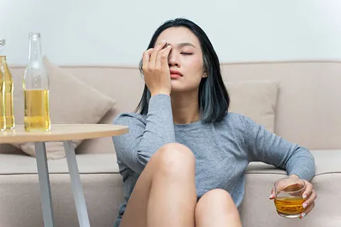갑자기 머리가 깨질 듯 아프다면 편두통 의심해야