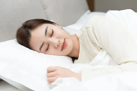 옆으로 자는 습관, 얼굴 주름 깊어질 수 있다는 연구 “중력·피부 압박이 장기적으로 구조 변화 유발”