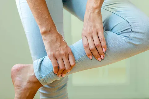 다리가 불편해 잠 못 이루는 밤, 하지불안증후군이 보내는 신호
